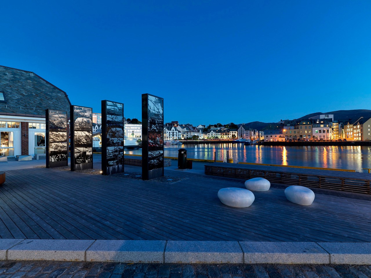 Ålesund indre havn med Brosundet ved kveld